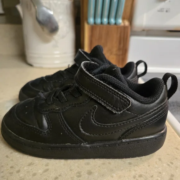 Nike Kids Black Sneakers - Picture 1 of 6
